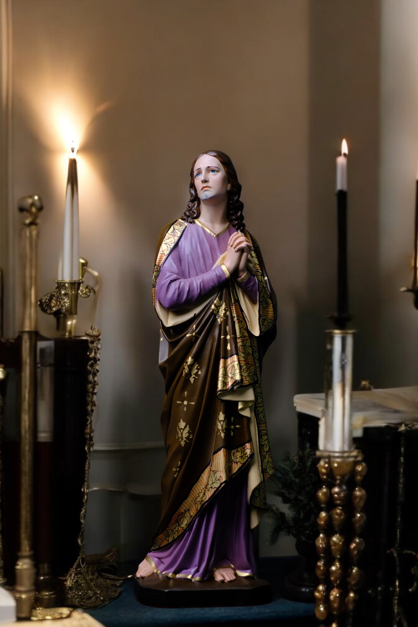 Alternative view of Tượng Thánh Gioan Tông Đồ Hoa Văn – Tượng Công Giáo Thủ Công Cao 30cm Trang Trí Góc Cầu Nguyện