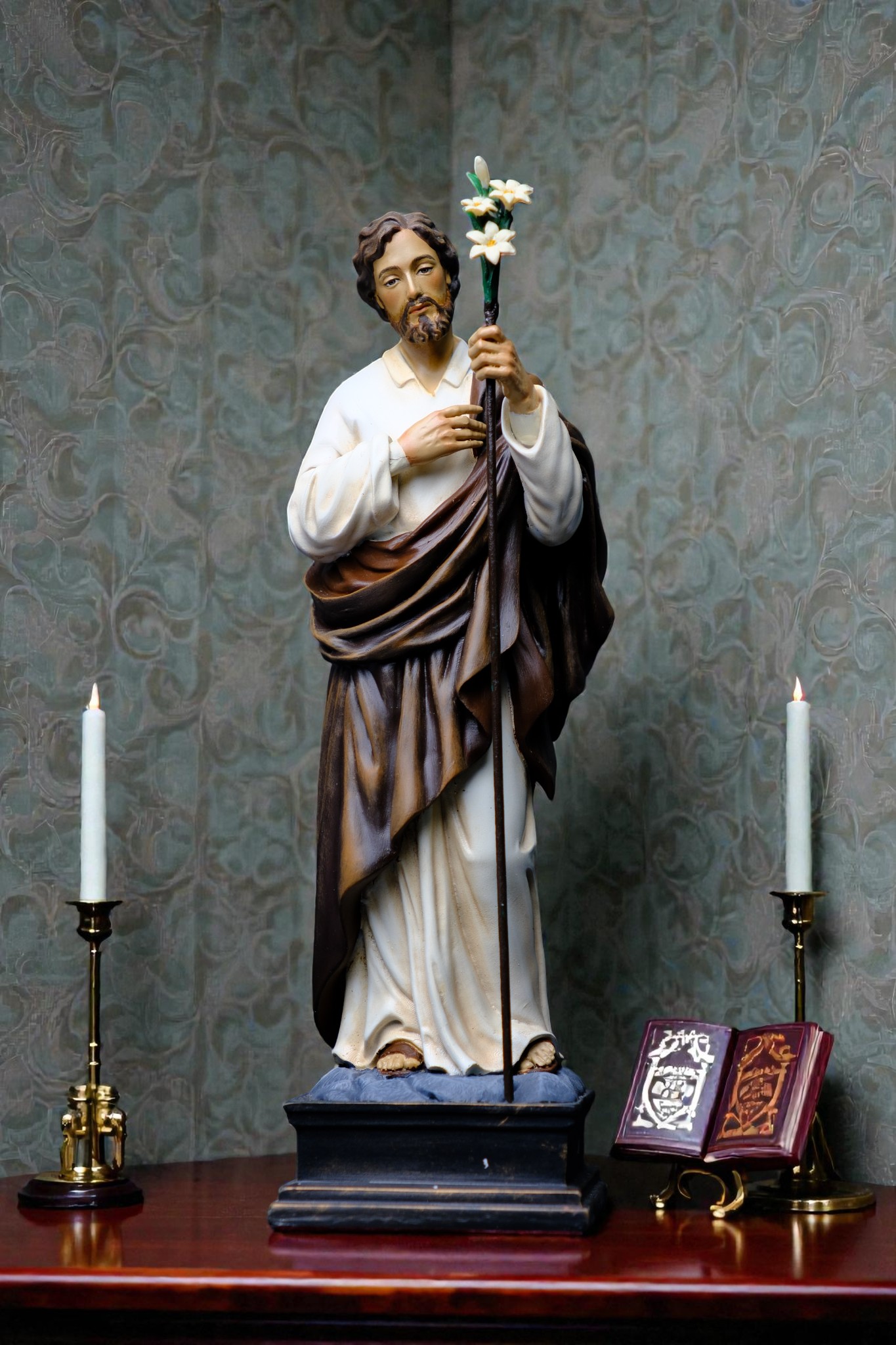 Alternative view of Tượng Thánh Giuse Hoa Huệ – Tượng Công Giáo Thủ Công Cao 25cm Trang Trí Góc Cầu Nguyện