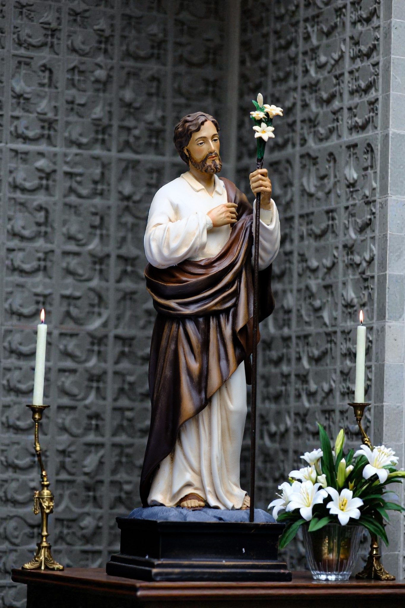 Tượng Thánh Giuse Hoa Huệ – Tượng Công Giáo Thủ Công Cao 25cm Trang Trí Góc Cầu Nguyện